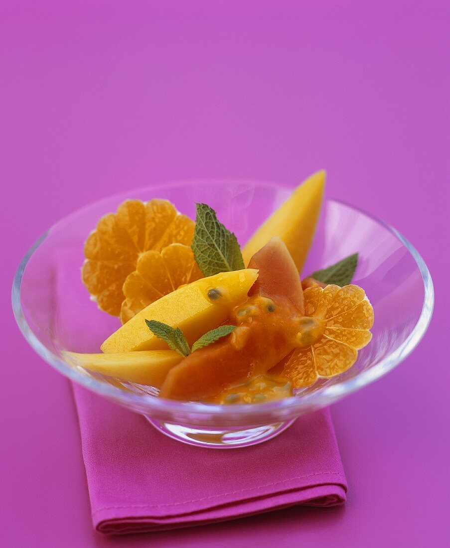 Mango-Papayasalat mit Orange und Passionsfruchtsauce