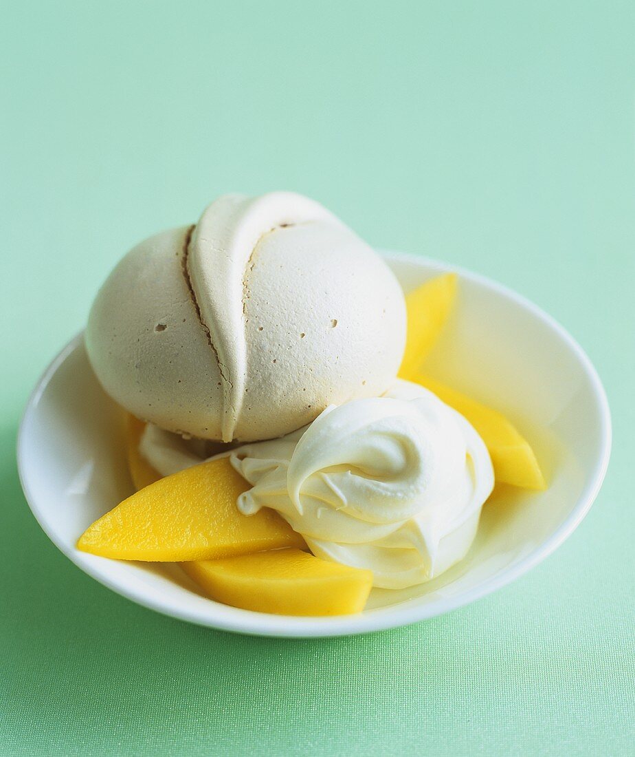 Meringue with whipped cream and mango