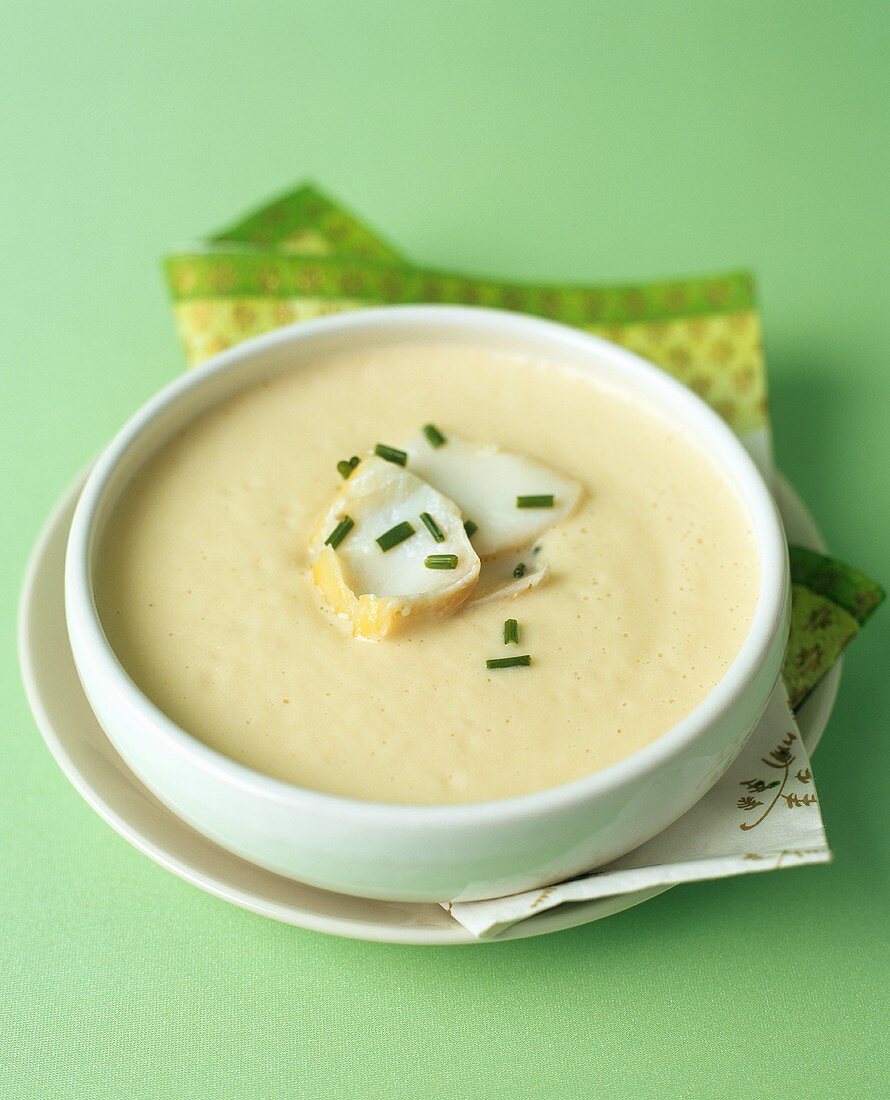 Cauliflower soup with turnip and onion