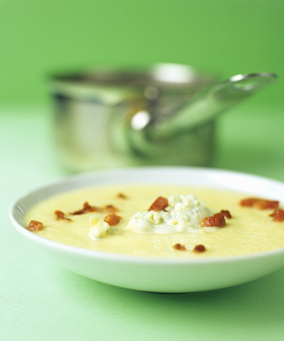 Selleriesuppe mit Blauschimmelkäse und Speckwürfeln