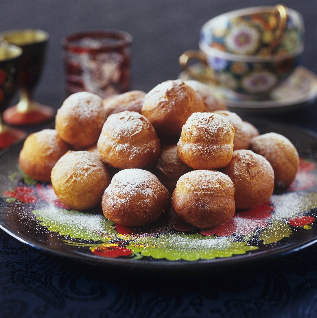 Frittierte Quarkbällchen mit Puderzucker