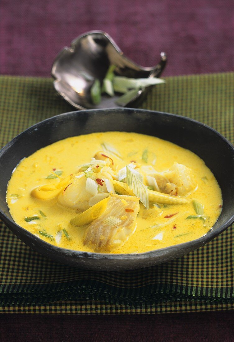 Kokos-Currysuppe mit Fisch
