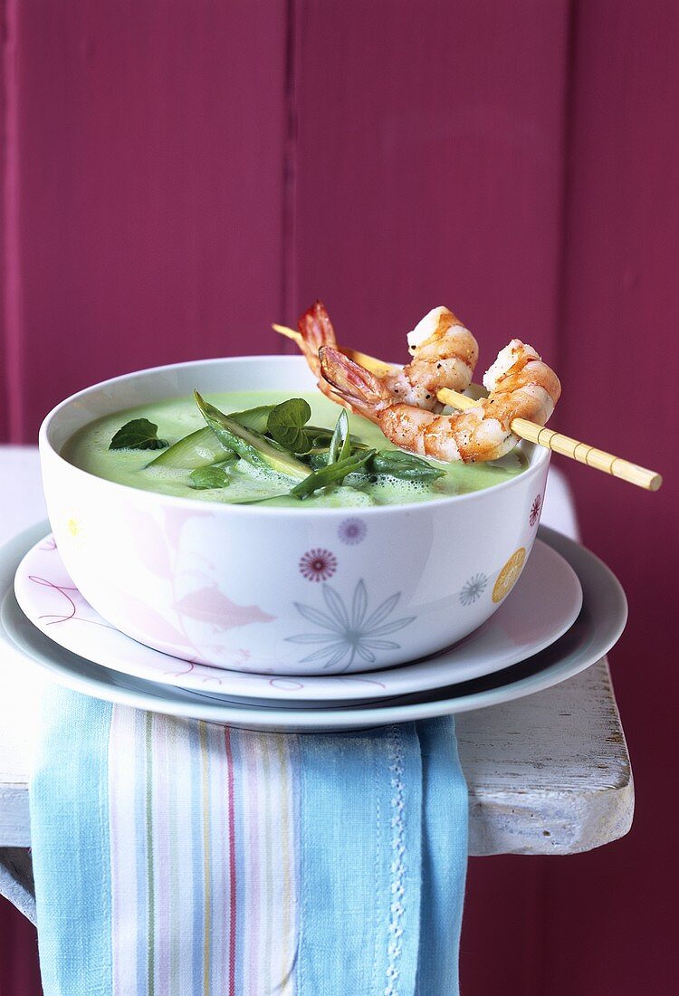 Green asparagus soup with fried prawns