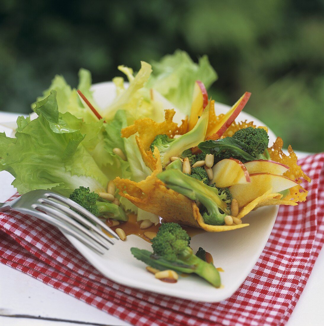Käsehippen mit Blattsalat und karamellisiertem Brokkoli