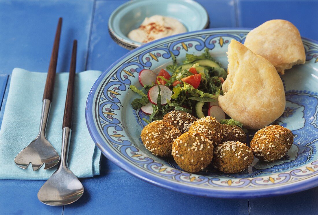 Falafel (Kichererbsenbällchen) mit Salat, Pitabrot und Tahin