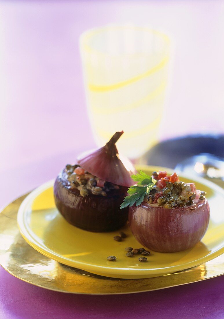 Red onions stuffed with lentils, cheese and ham