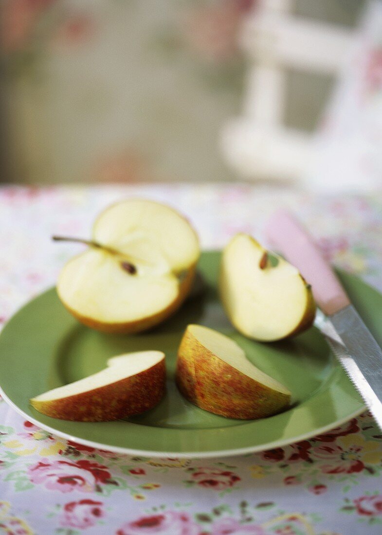 Teller mit geschnittenem Apfel
