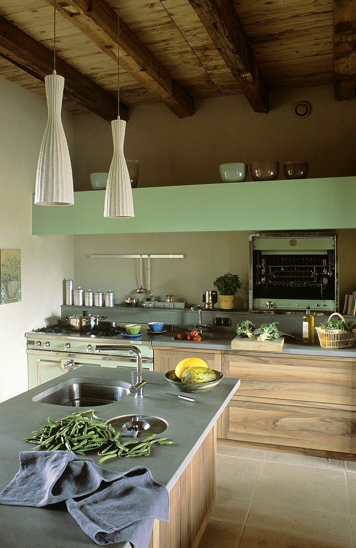 Moderne Küche mit Küchenblock, Steinboden und Holzdecke