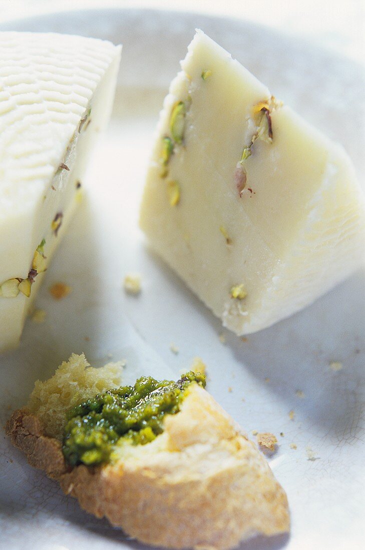 Pecorino e pane (Pecorino with pistachios and bread with pesto)