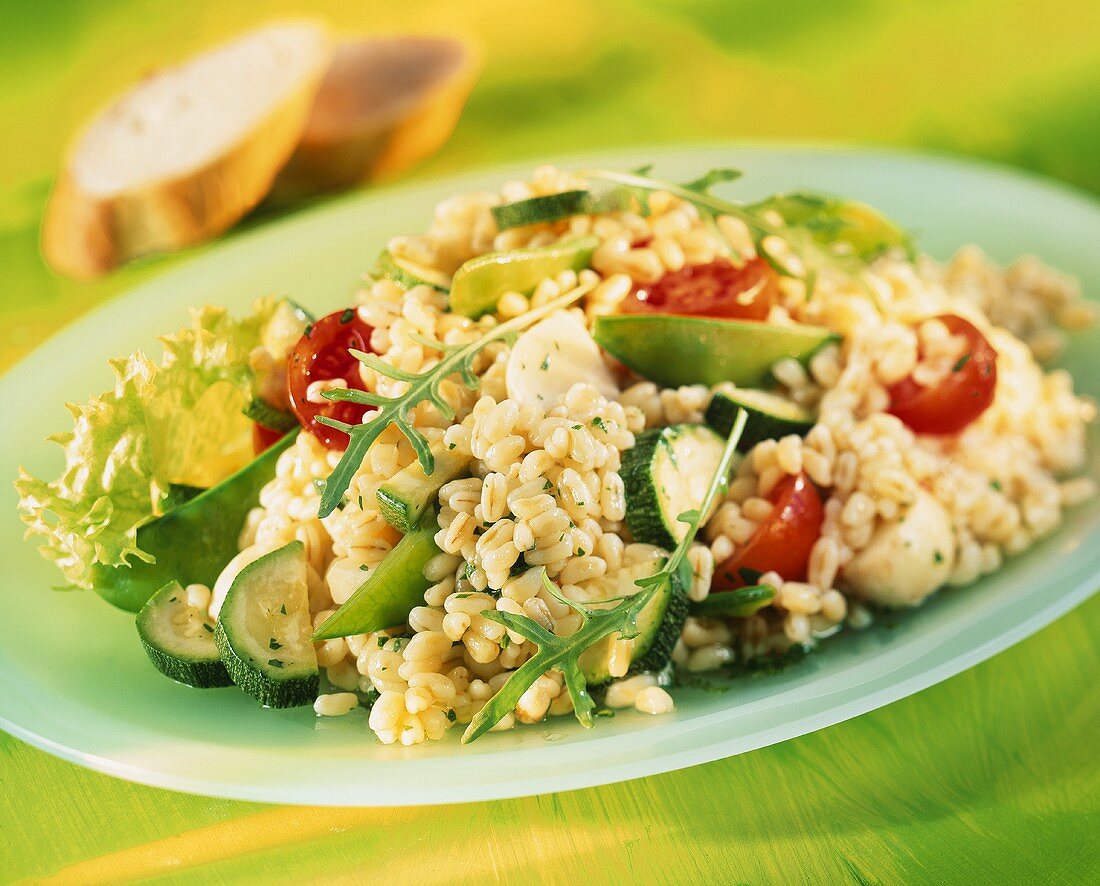 Gerstensalat mit Zuchchini und Tomaten