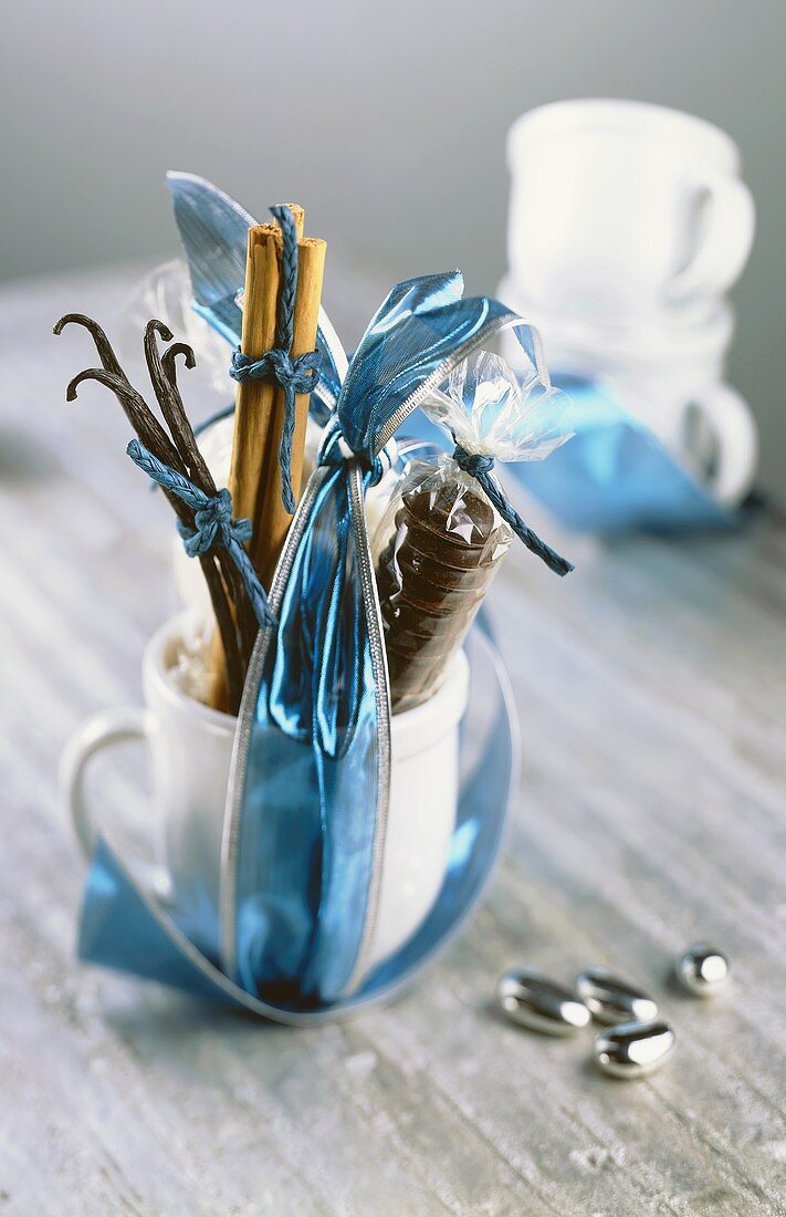 Tasse mit Schokolade, Zimt und Vanilleschoten zum Verschenken