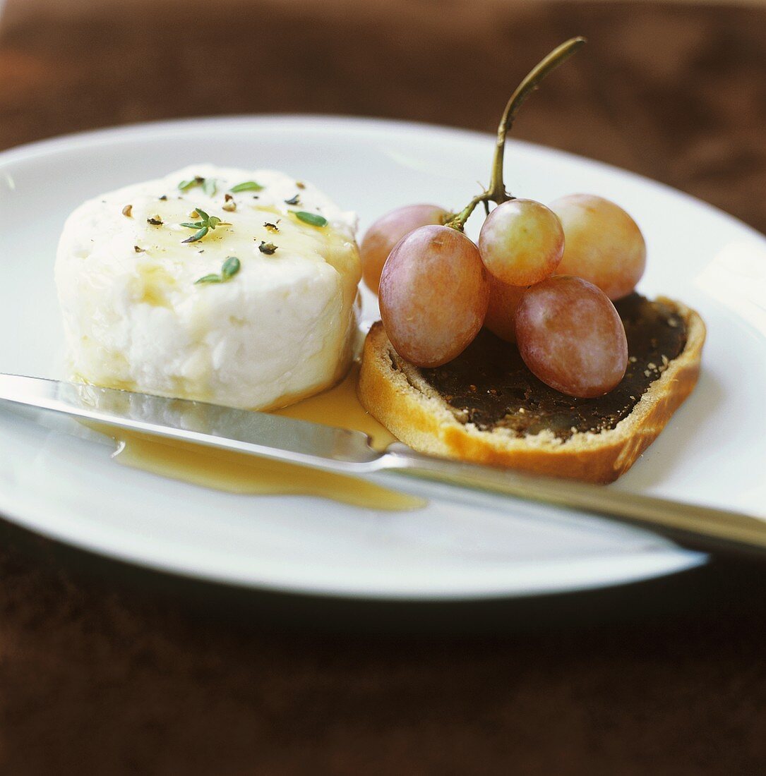 Goat's cheese with Birnbrot (pear and nut bread) and grapes