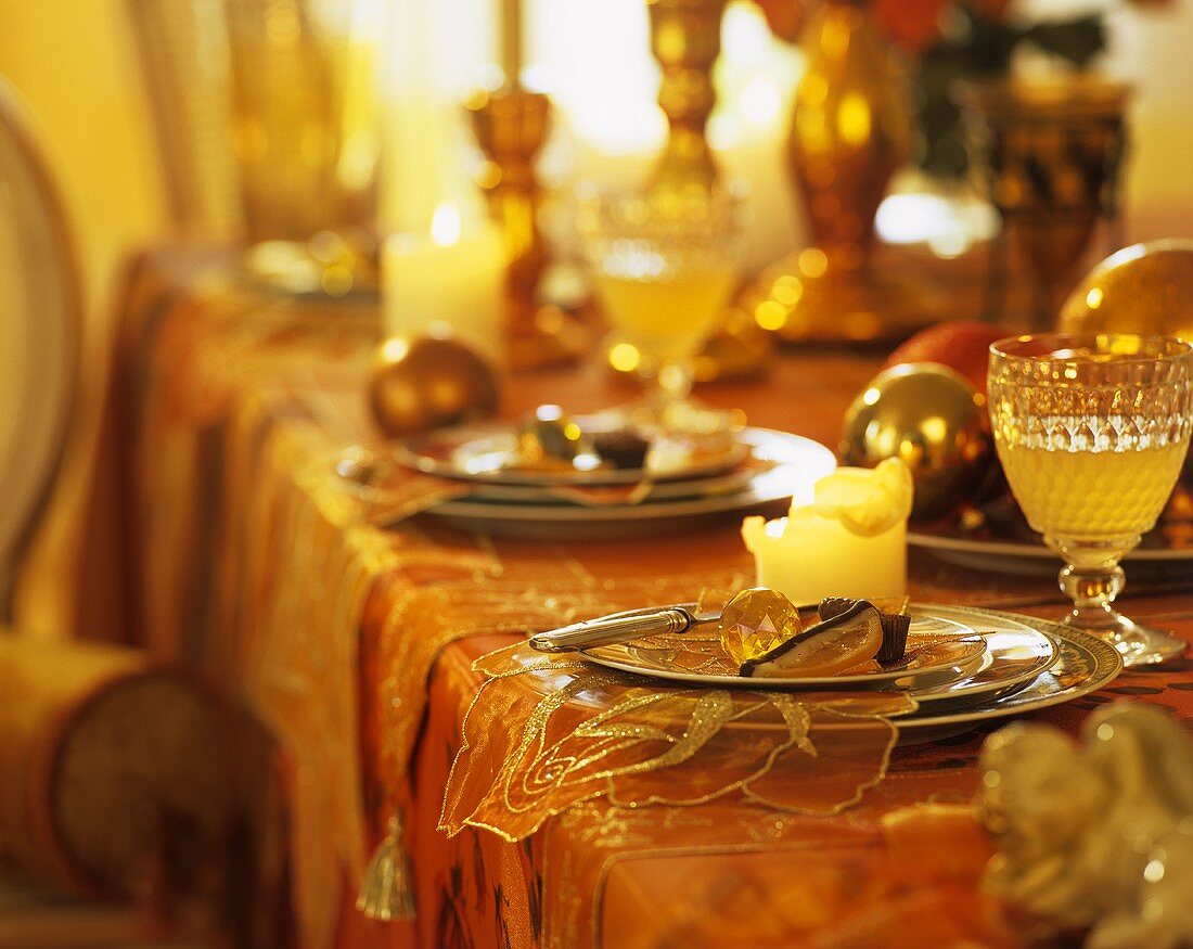 Festlich gedeckte Tafel zu Weihnachten mit Konfekt