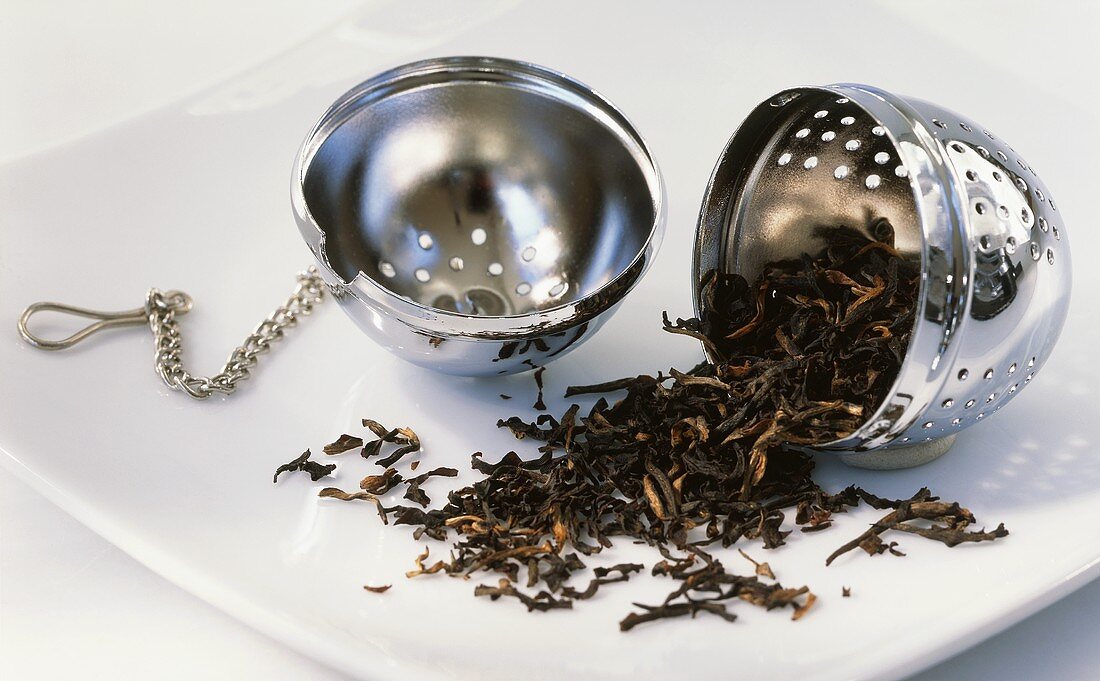 Tea infuser with tea leaves