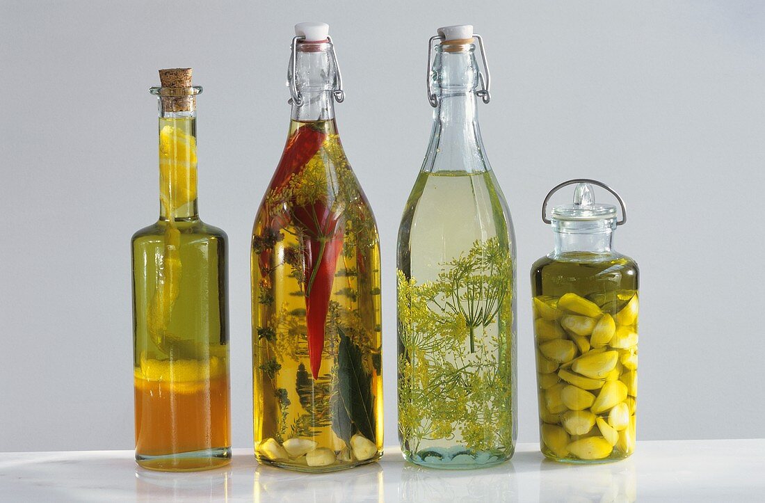 Vier Flaschen aromatisierte Öle