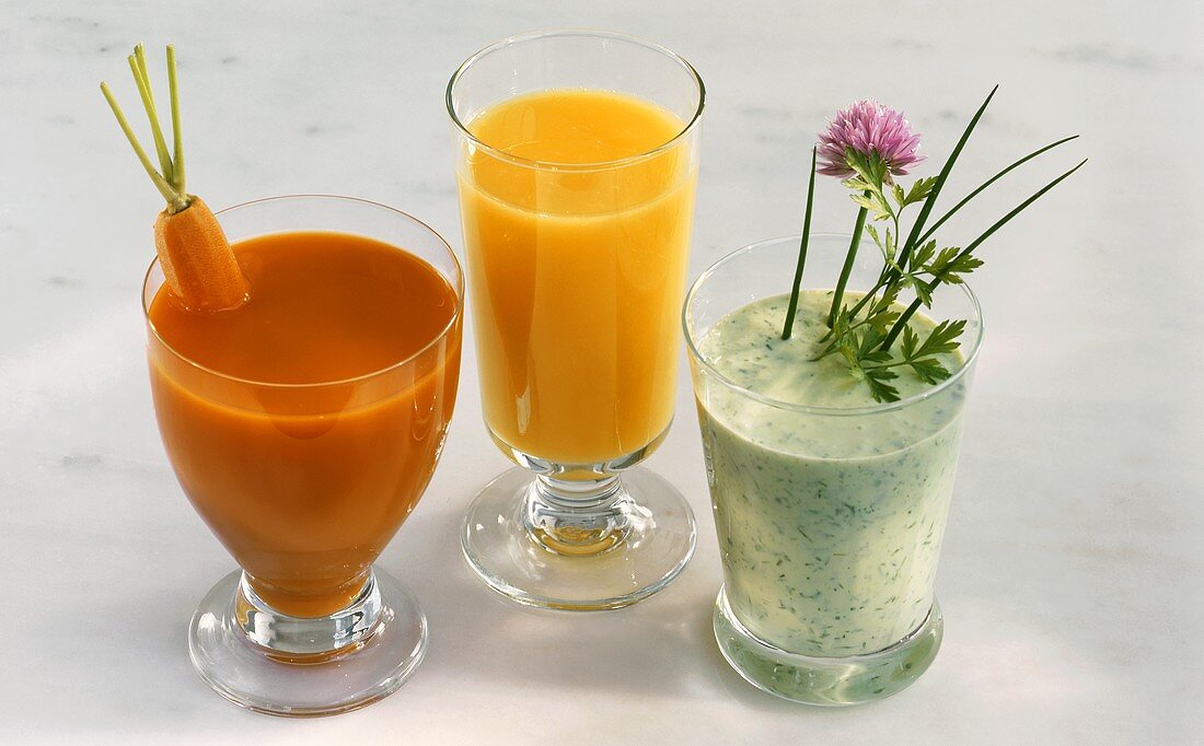 Möhren-, Orangensaft und Kräuter-Kefirdrink