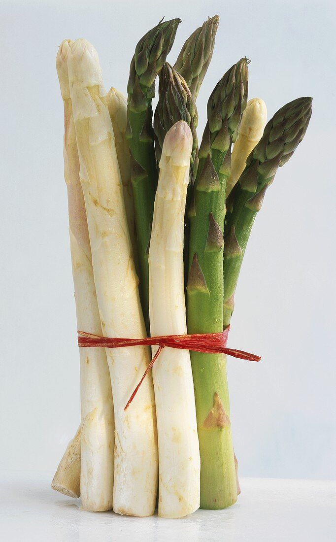 A bunch of white and green asparagus