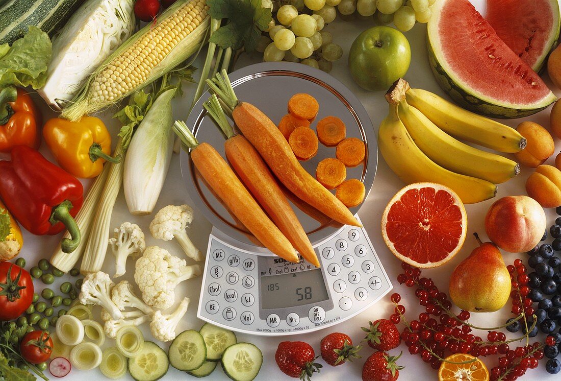Obst und Gemüse mit einer Diät-Computerwaage