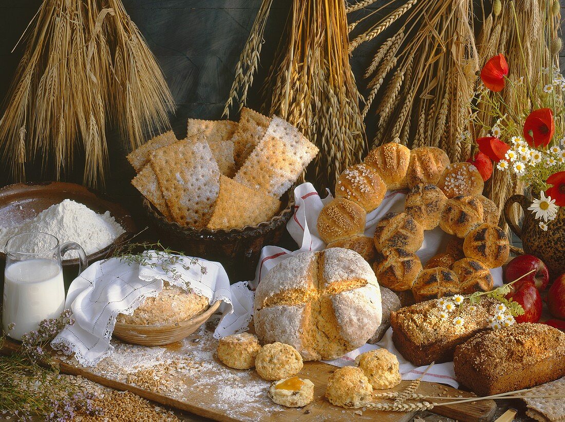 Verschiedene Brote, Getreide und Zutaten