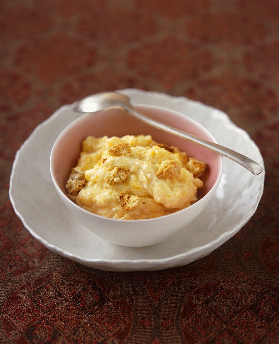 Semolina pudding with biscuits