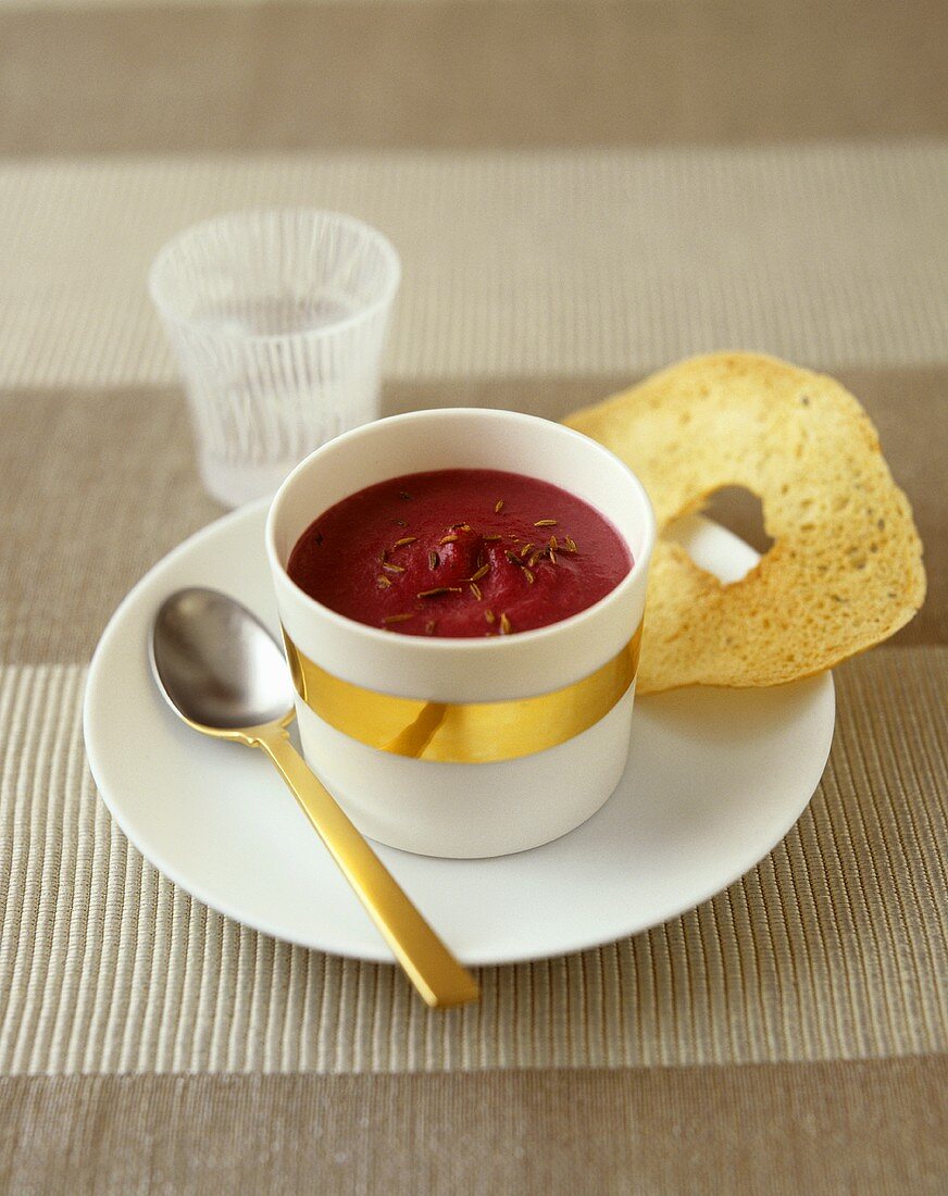 Rote-Bete-Suppe in einem Schälchen