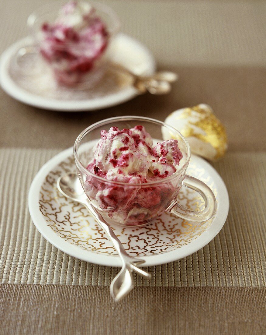 Sahnecreme mit Beeren in zwei Glastassen