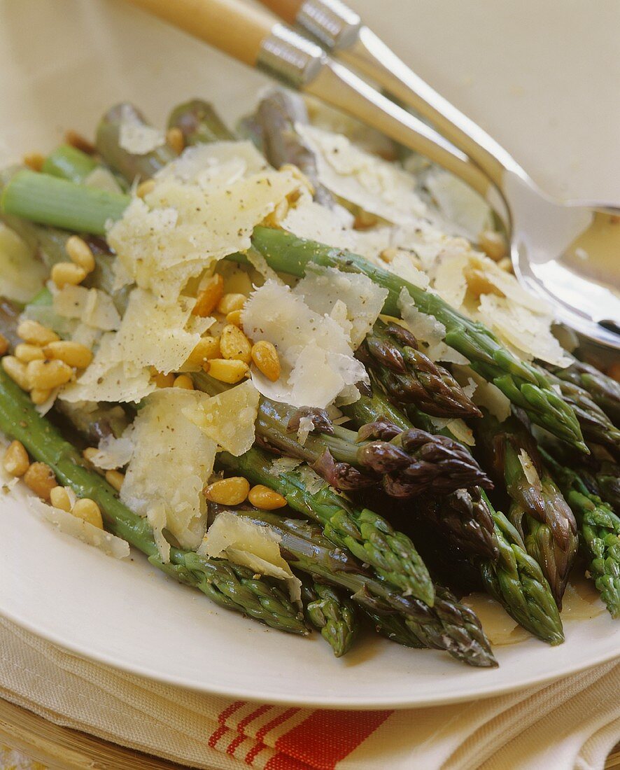 Green asparagus with pine nuts and Parmesan