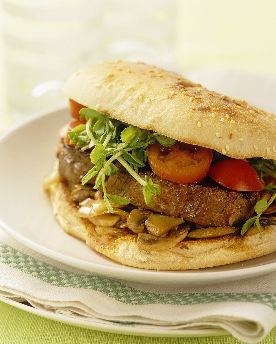 Steak-Sandwich mit Tomaten, Champignons und Erbsensprossen
