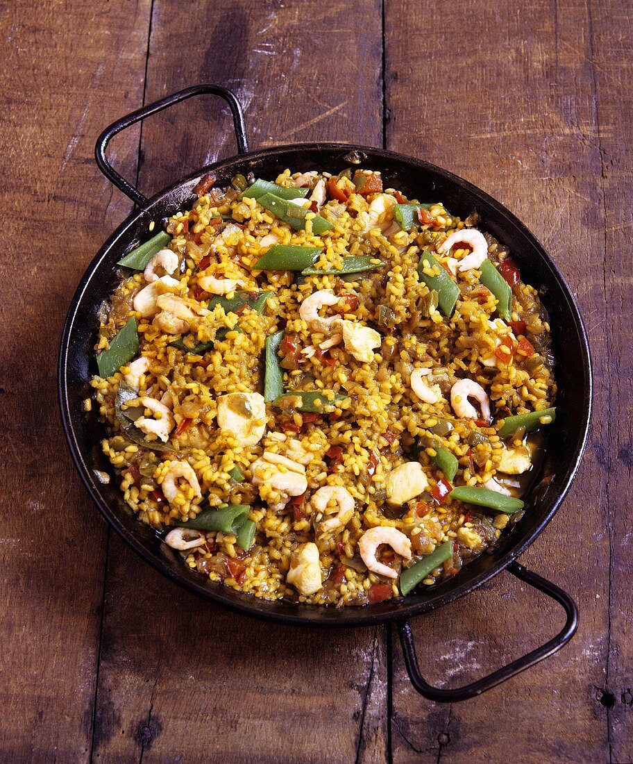 Paella mit Hähnchen und Shrimps in der Pfanne