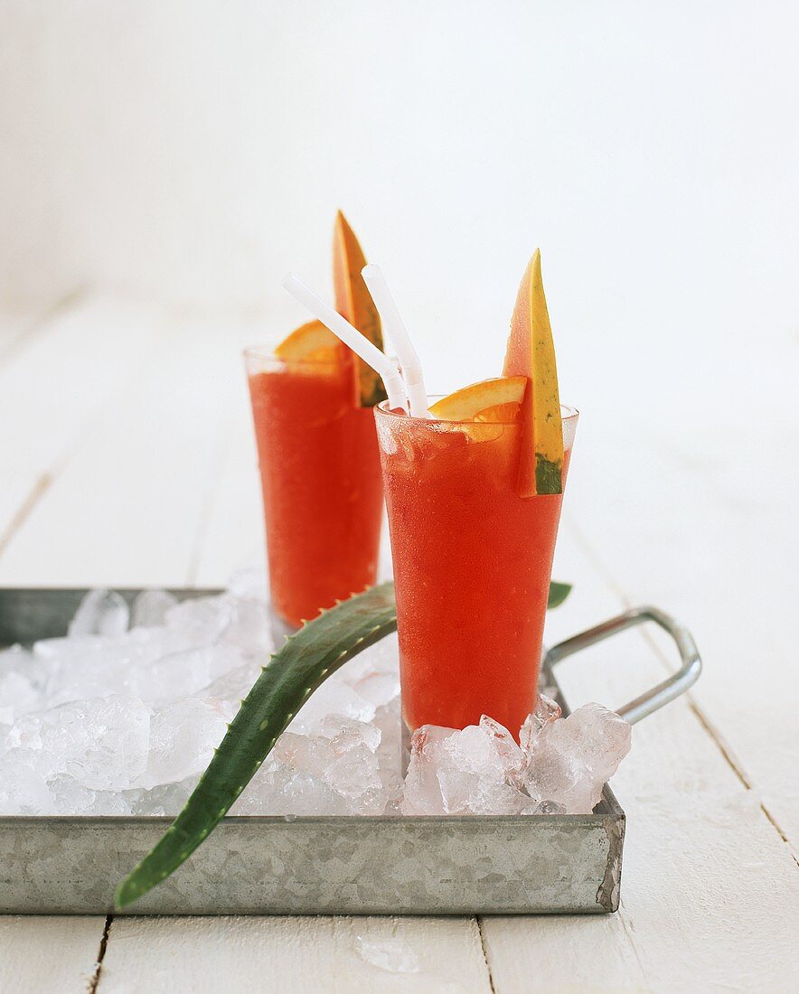 Zwei Gläser Papaya-Aloe Vera-Shake auf Eis