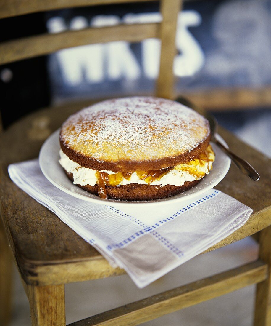 Cake filled with whipped cream and orange marmalade