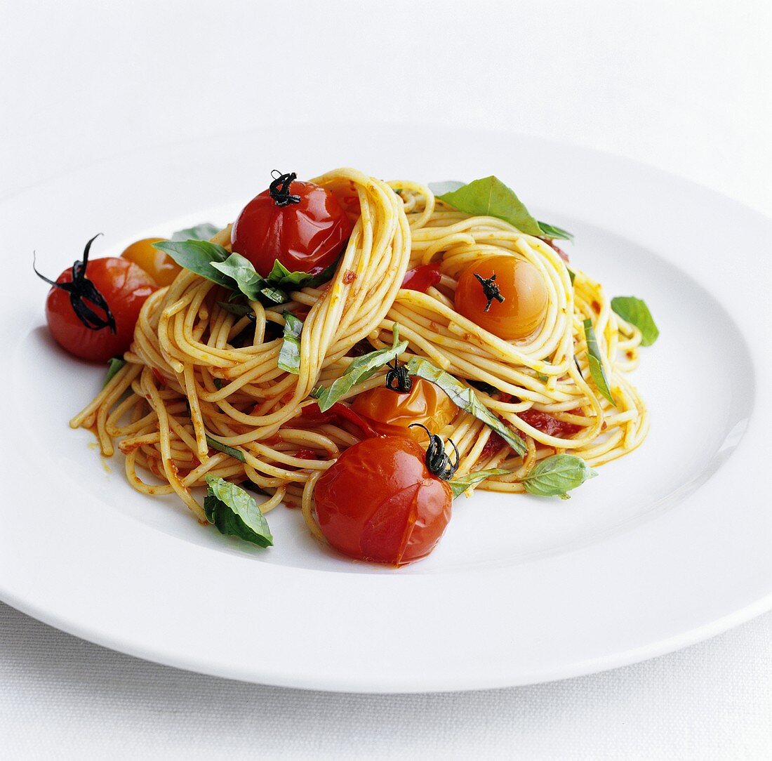 Spaghetti mit Kirschtomaten und Basilikum