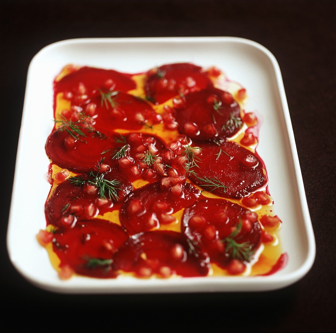 Rote-Bete-Carpaccio mit Olivenöl und Granatapfelkernen