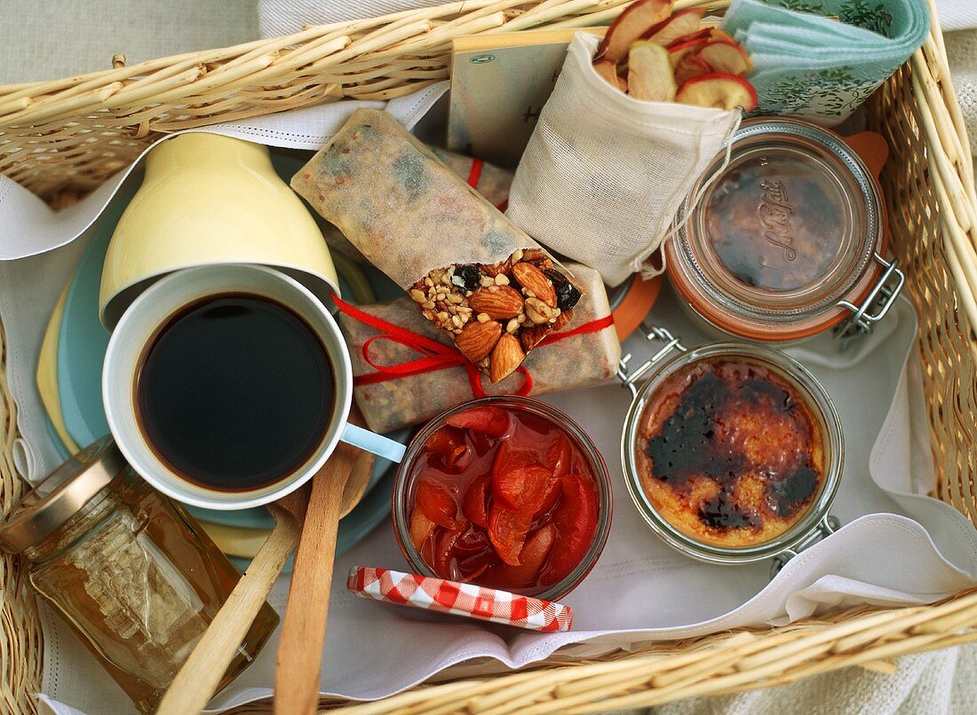 Körbchen mit Kaffee und verschiedenen Desserts