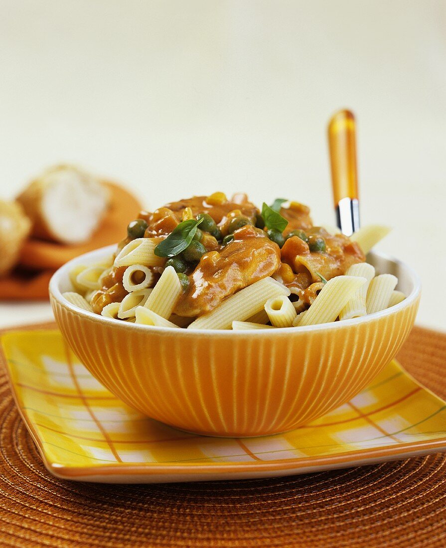 Penne mit Hähnchen in Tomatensauce und Erbsen