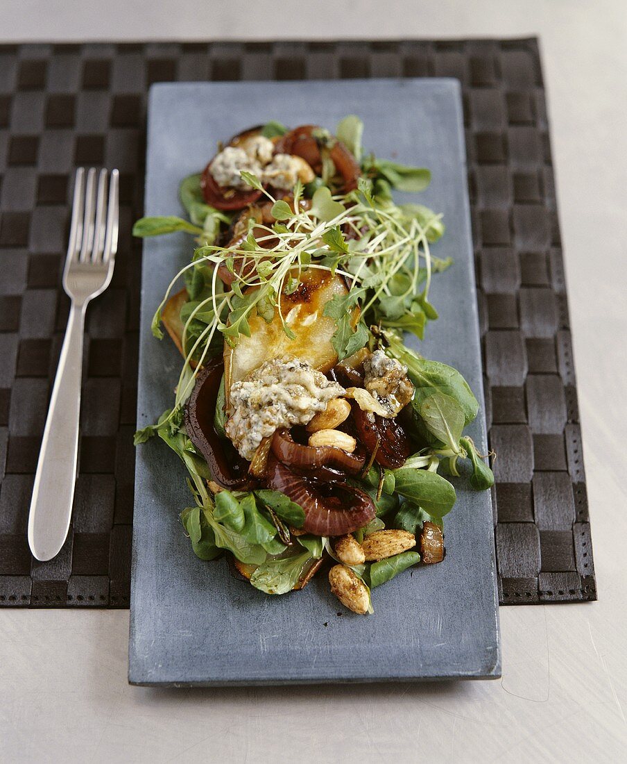 Feldsalat mit Birne und Rotweinzwiebeln