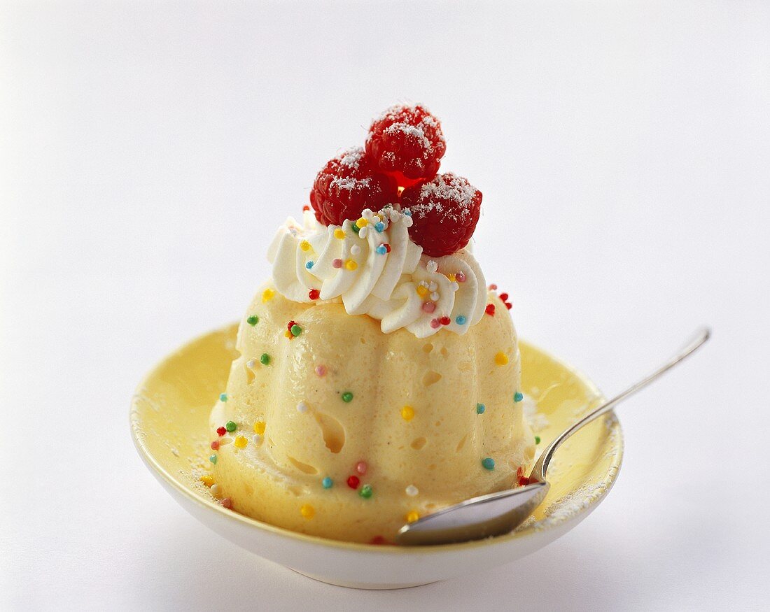 Grießpudding mit Schlagahne, Himbeeren und buntem Streusel