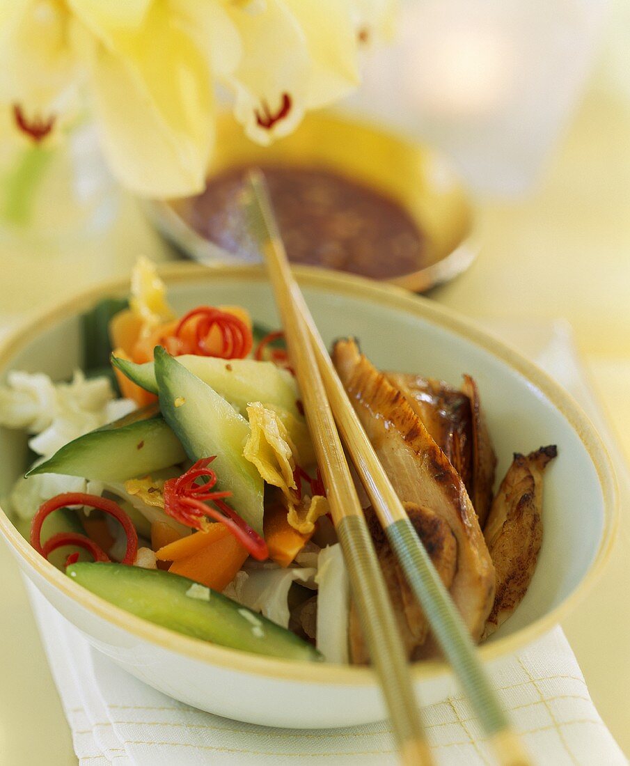 Asiatischer Gemüsesalat mit Hähnchenbrust