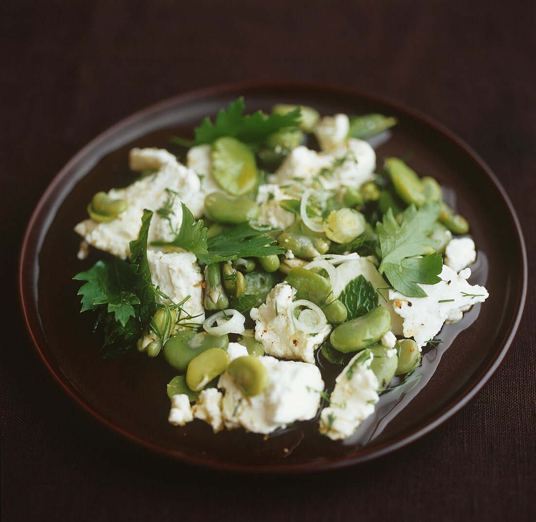 Bohnensalat mit frischen Kräutern und Feta