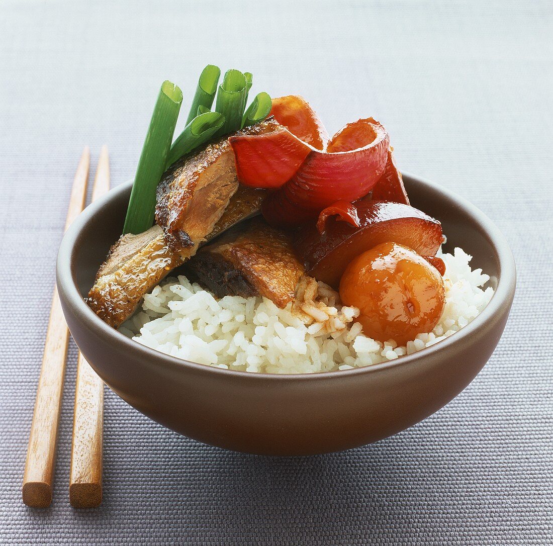 Entenbrust mit eingelegtem Gemüse und Früchten auf Reis