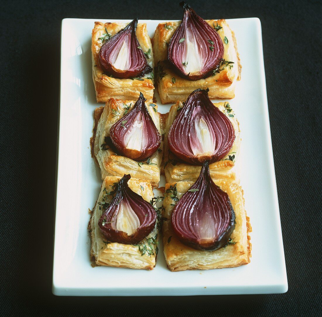 Filo pastry tarts with red onions