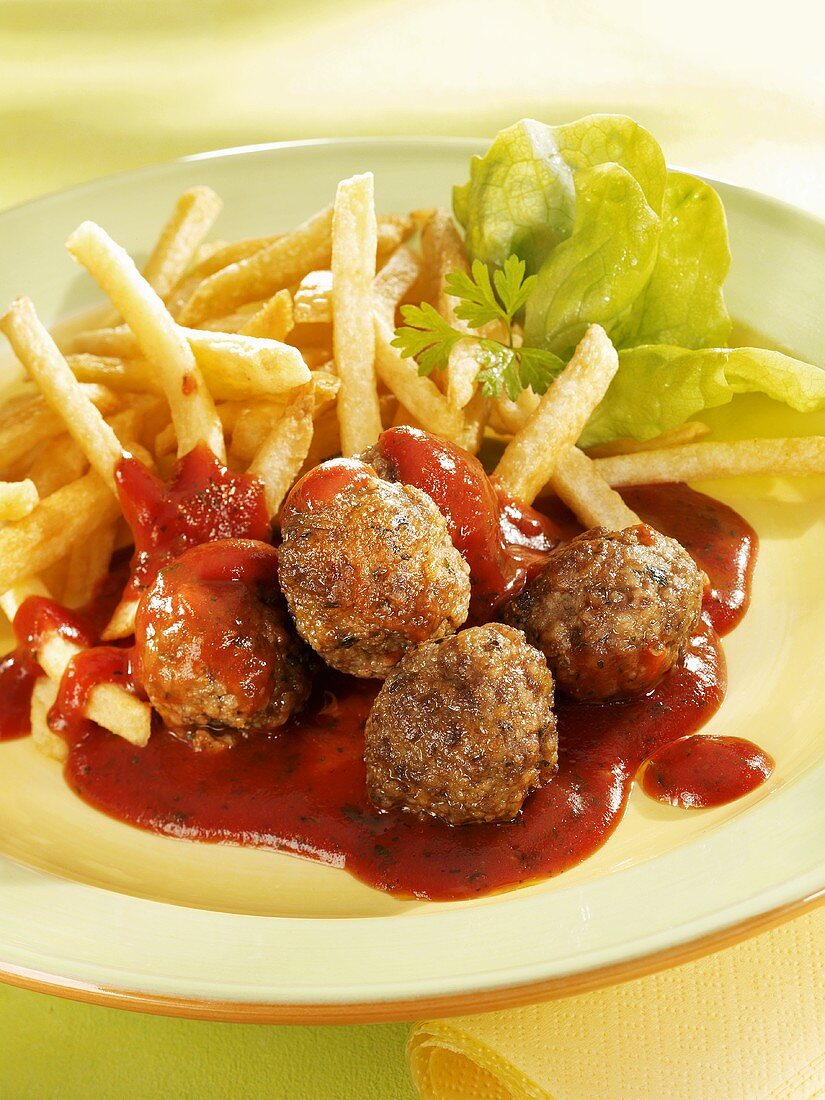 Meatballs with chips and tomato sauce