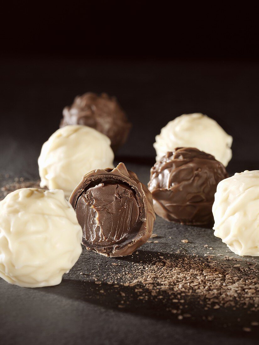 White and brown chocolate truffles