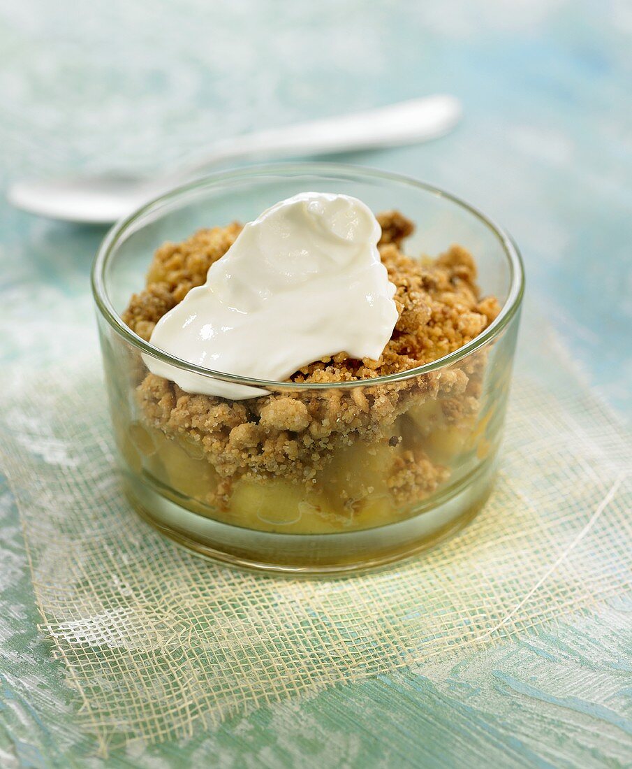 Apple crumble and cream