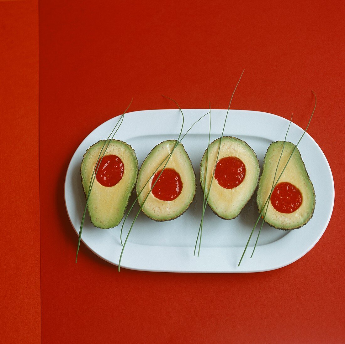 Avocado mit Bloody-Mary-Sauce und Schnittlauch