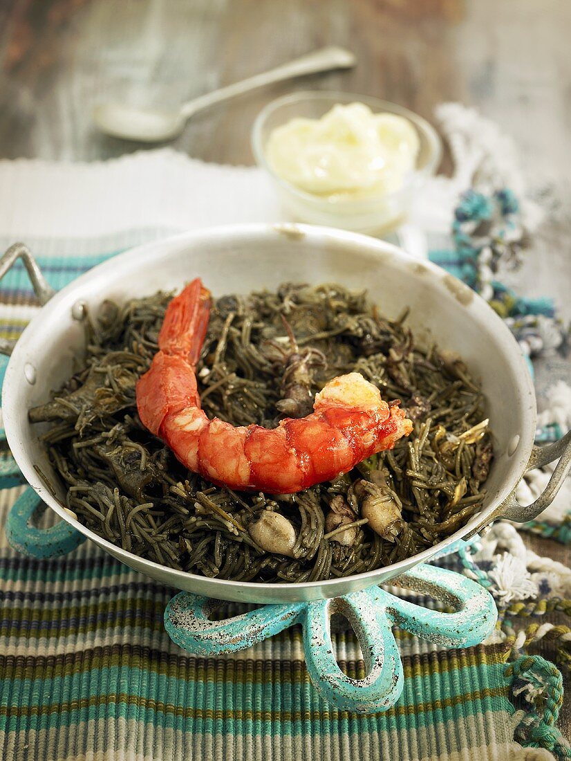 Fideua negra (Nudel-Paella, Spanien) mit Riesengarnelen und Tintenfisch