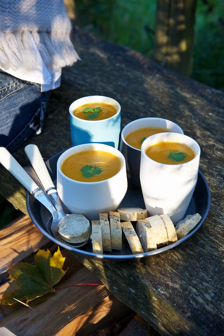 Kürbiscremesuppe in Tassen