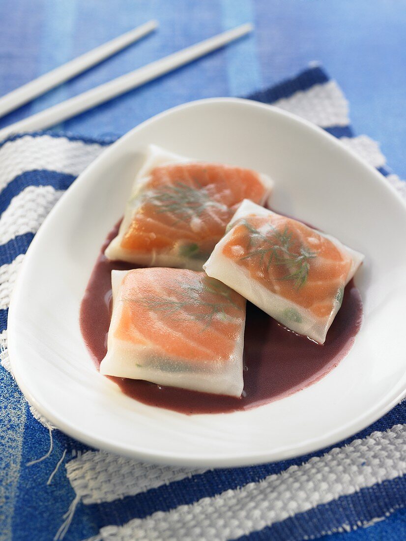 Rice paper parcels filled with salmon (Asia)