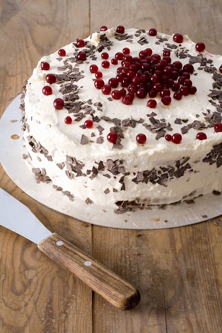 Cream cake with redcurrants and grated chocolate