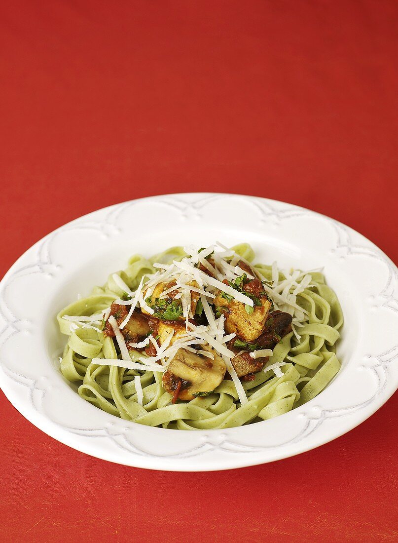 Green tagliatelle with chicken, mushrooms and parmesan